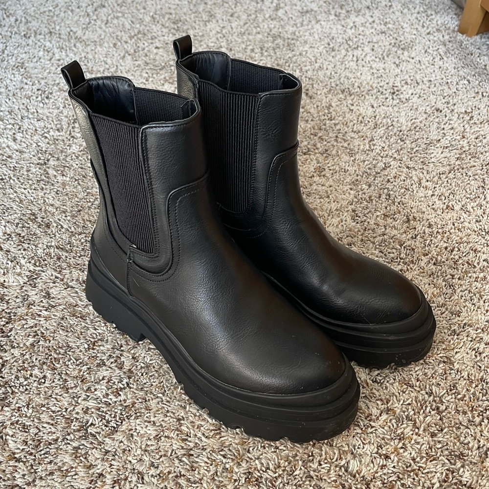 Sincerely Jules LIKE NEW Women’s Designer Lug Soled Black Boots